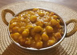 KABULI MASALADAR chickpeas with onion, sauce and spices